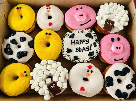 24 horas de autoservicio automático sistema de elevación máquina expendedora de pasteles con todo el marco de la puerta de acero y vidrio desincrustante